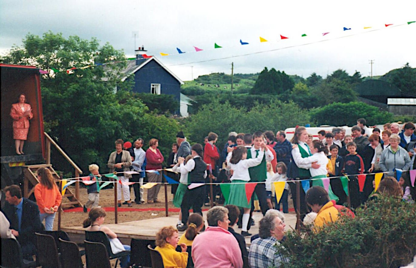 2000_kevin_dancers